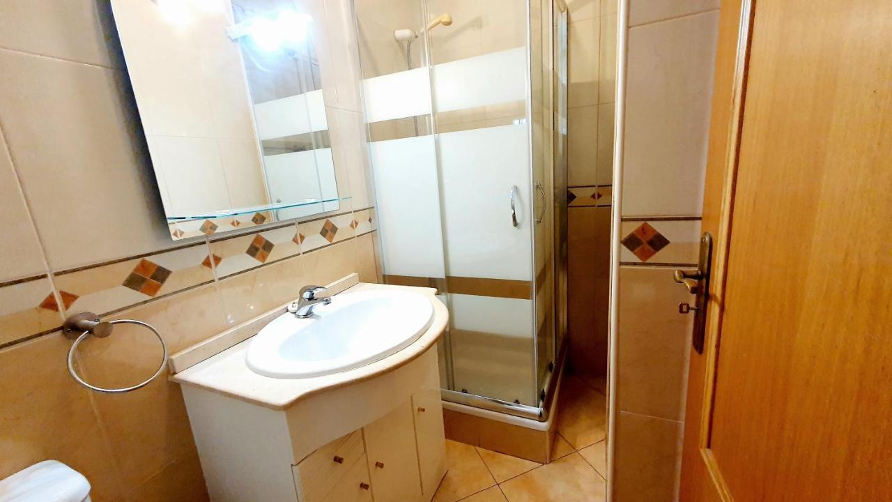 Quarteira Beach Vacation: 2Br Steps To The Sand Екстериор снимка